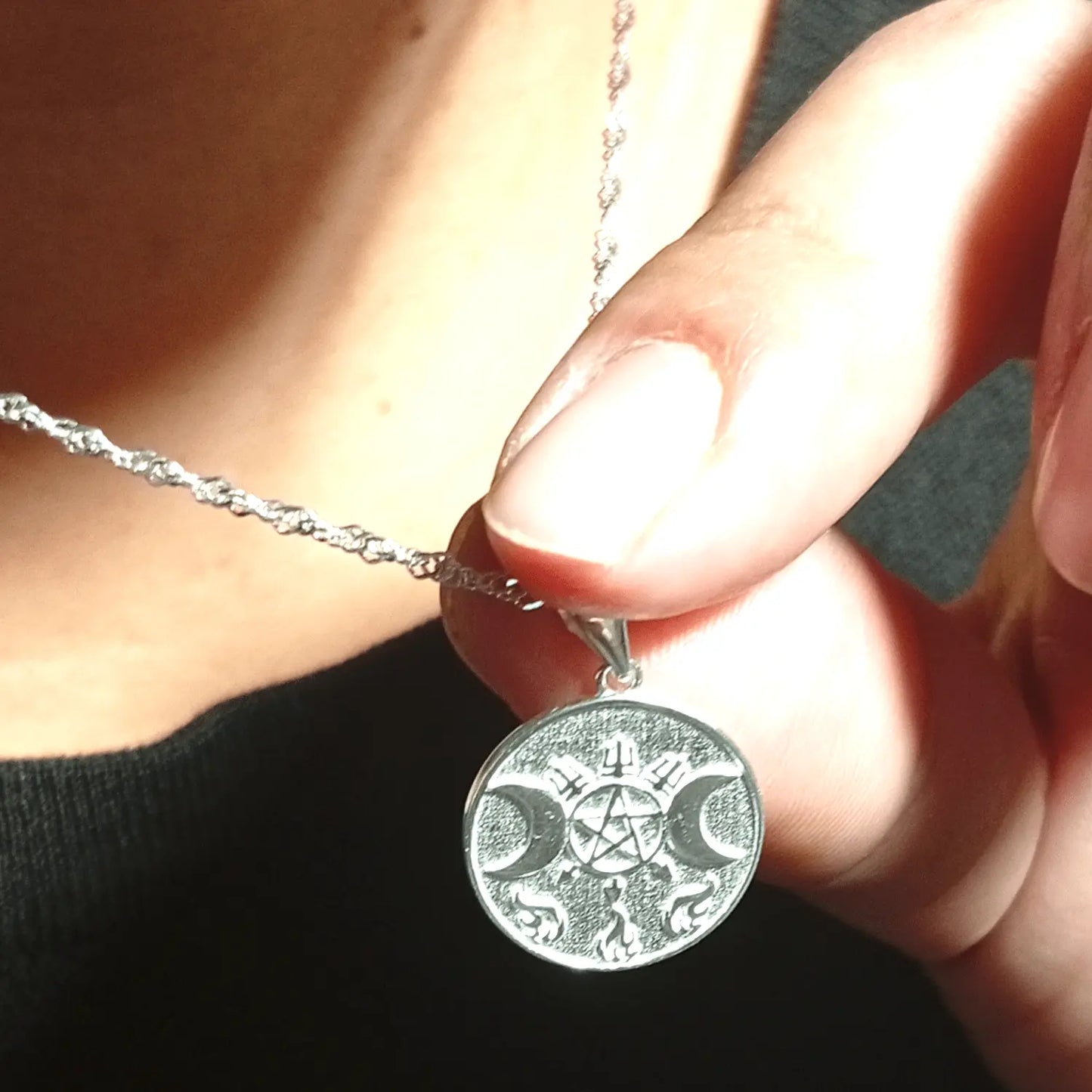 Collar Diosa Hécate Triple Luna Plata Amuleto de Protección - Bisutería Lola C
