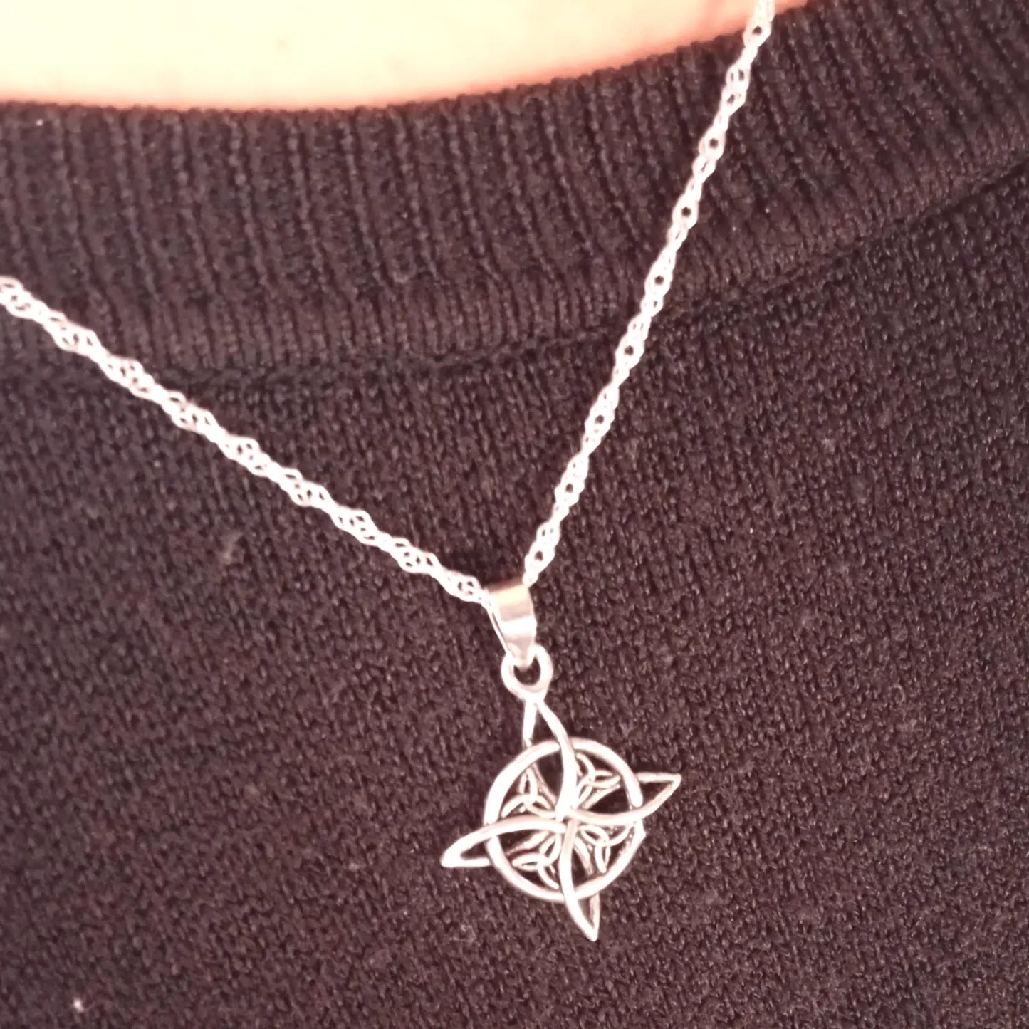 Collar Nudo de Bruja 4 Triquetas Plata Protección Energética - Bisutería Lola D