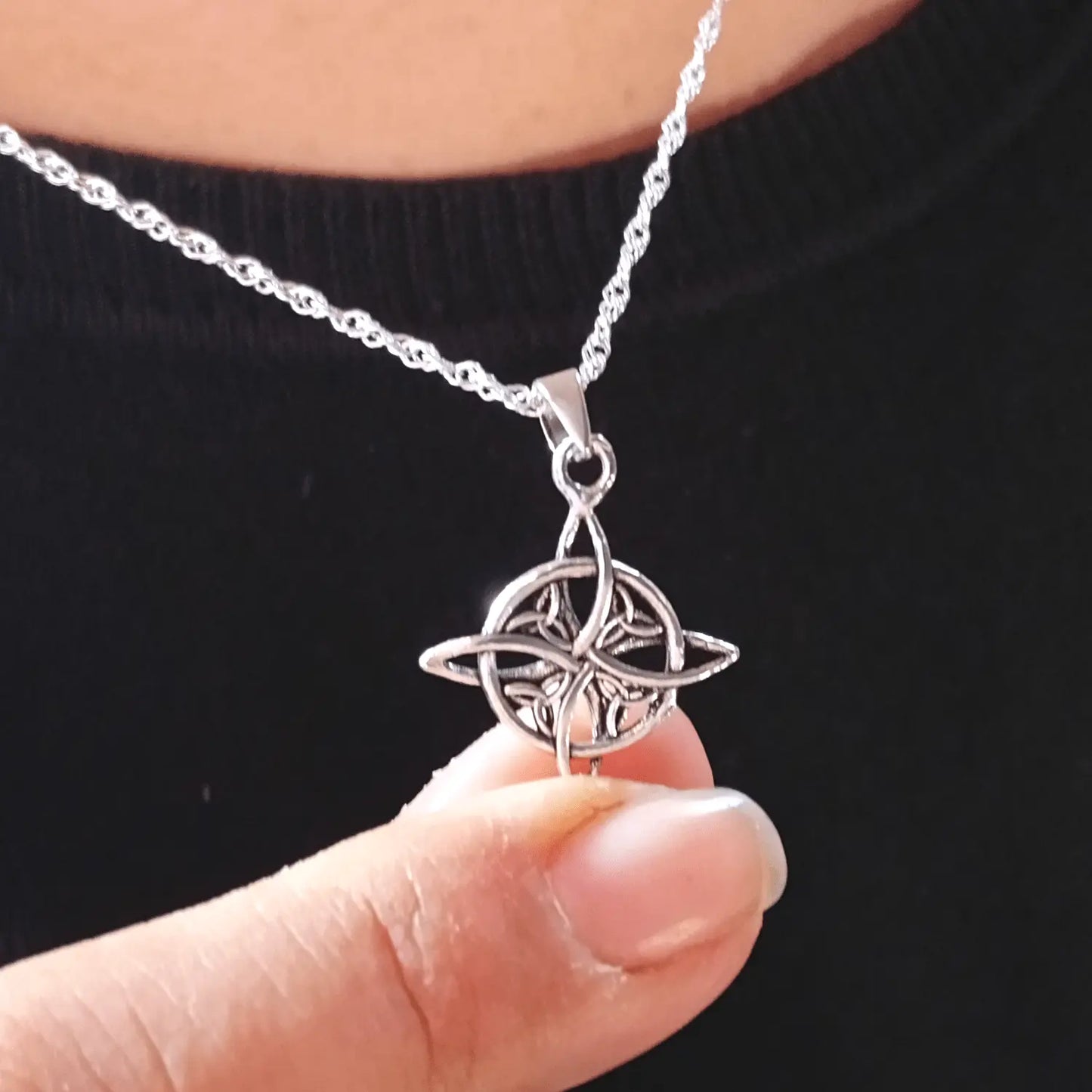 Collar Nudo de Bruja 4 Triquetas Plata Protección Energética - Bisutería Lola C