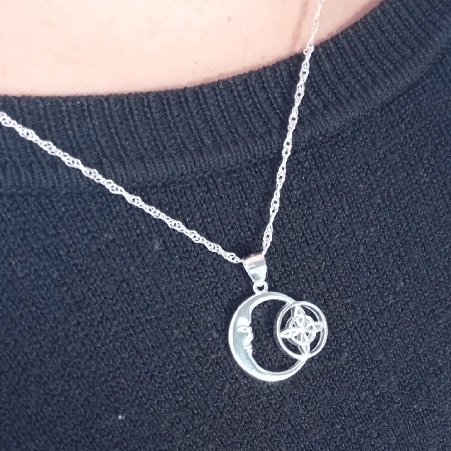Collar Nudo de Bruja Media Luna de Plata Energía Mágica - Bisutería Lola C