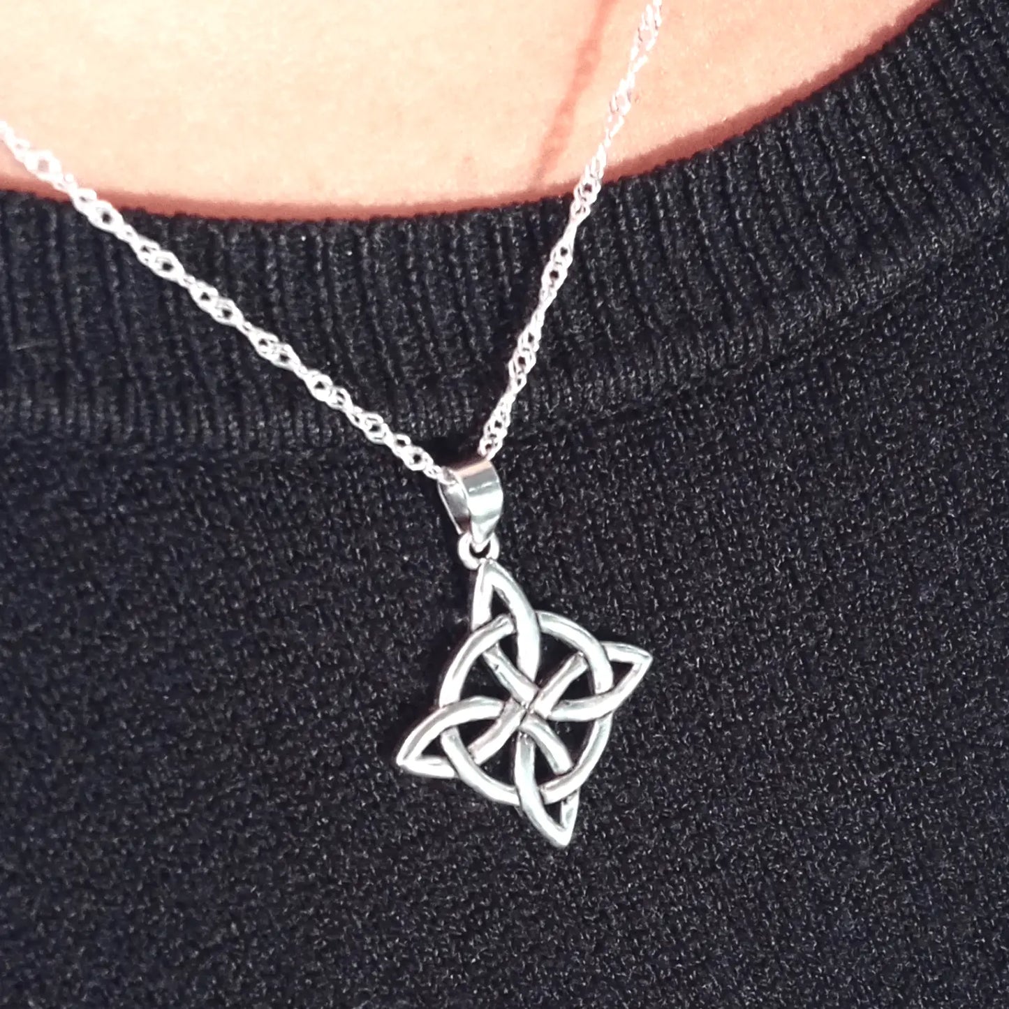 Collar Nudo de Bruja Plata 27 X 25 mms Protección y Energía - Bisutería Lola C