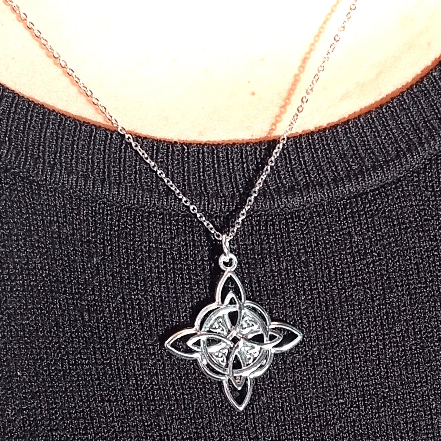 Collar Nudo de Bruja Triqueta de Acero Inoxidable - Bisutería Lola C