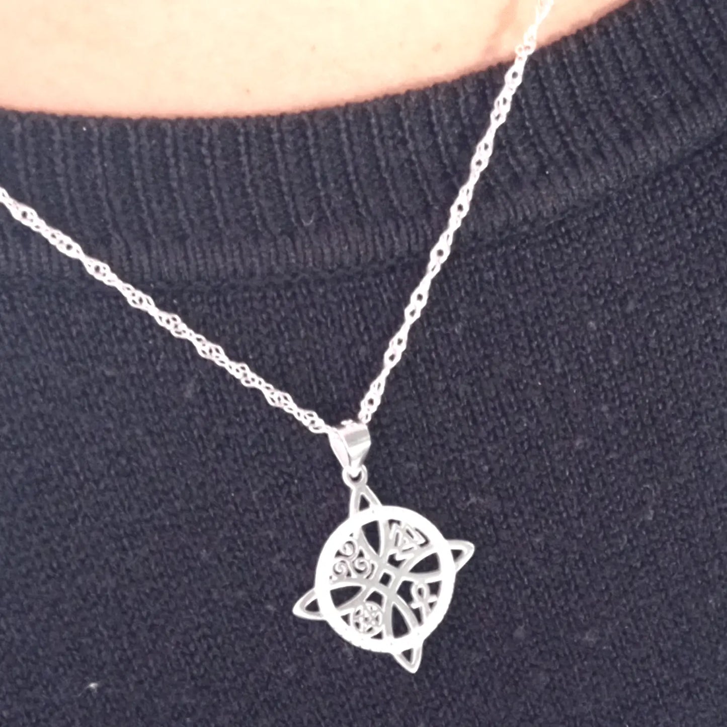 Collar Nudo de Bruja de Plata Italiana con Circón para Protección - Bisutería Lola D