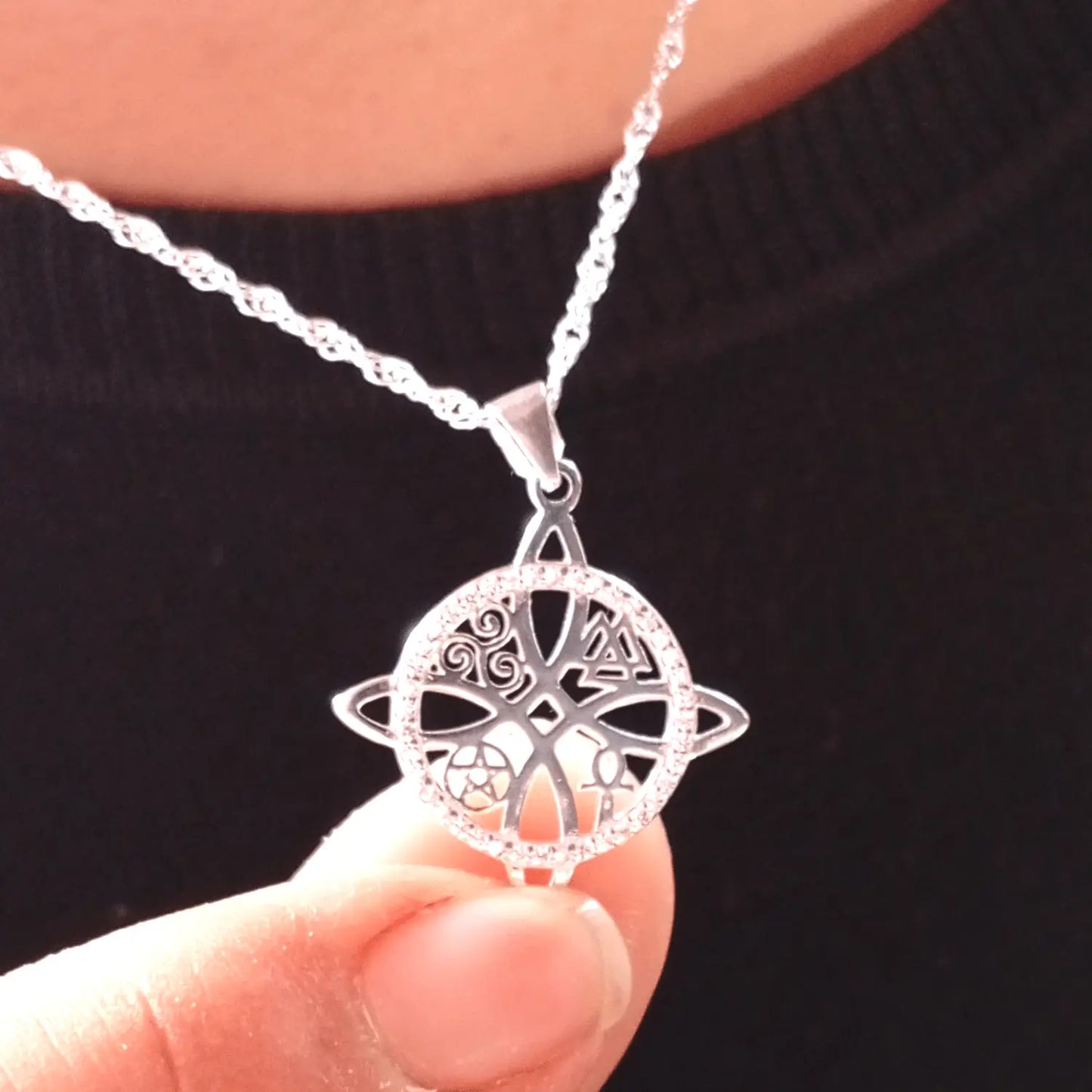 Collar Nudo de Bruja de Plata Italiana con Circón para Protección - Bisutería Lola C