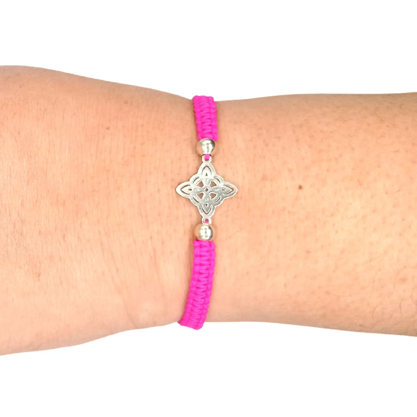 Pulsera Nudo de Bruja Plata Hilo Fucsia - Bisutería Lola C