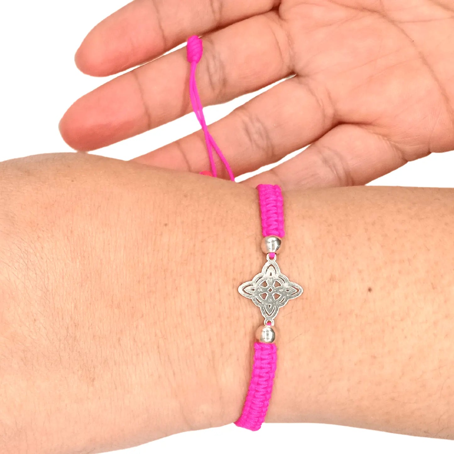 Pulsera Nudo de Bruja Plata Hilo Fucsia - Bisutería Lola D