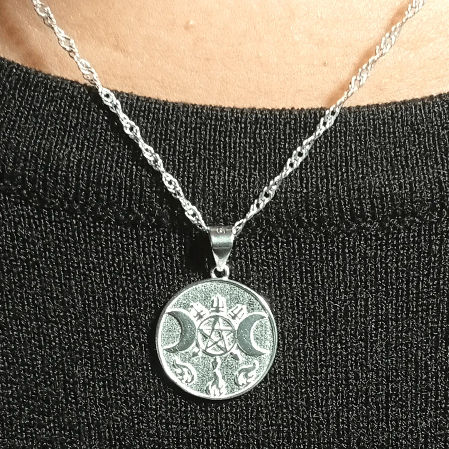Collar Diosa Hécate Triple Luna Plata Amuleto de Protección - Bisutería Lola B