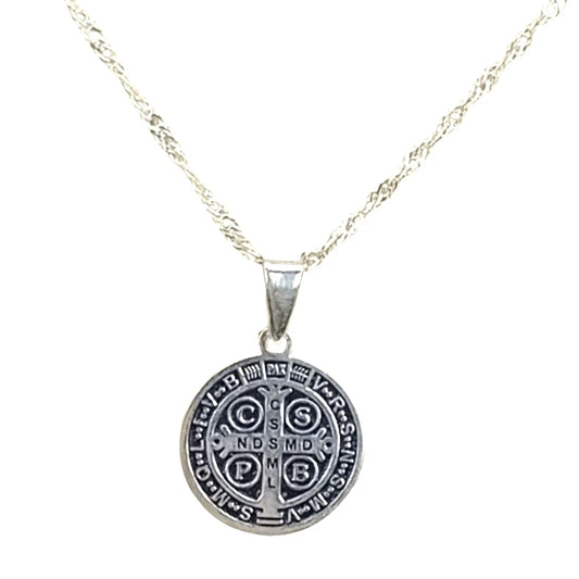 Collar Medalla Cruz San Benito de Plata: Protección y Fe- Bisutería Lola A