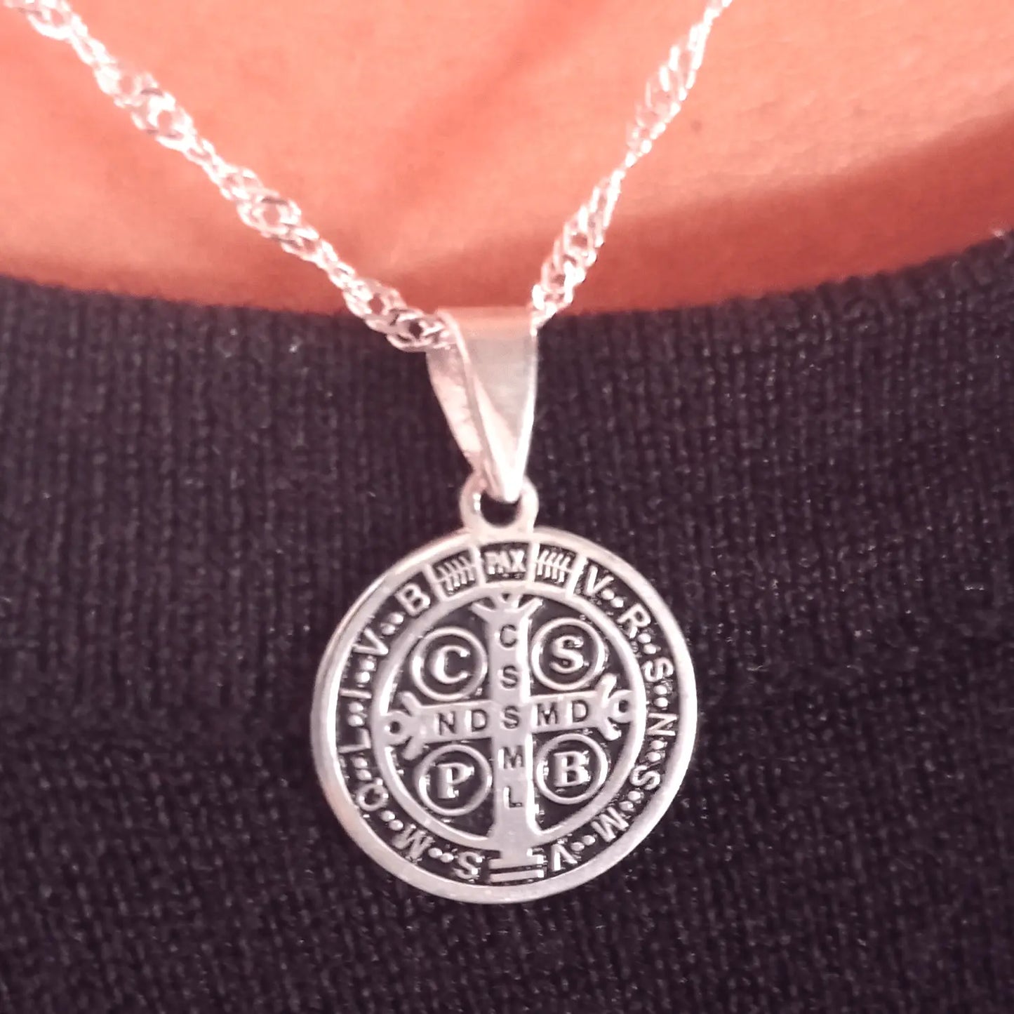 Collar Medalla Cruz San Benito de Plata: Protección y Fe- Bisutería Lola C