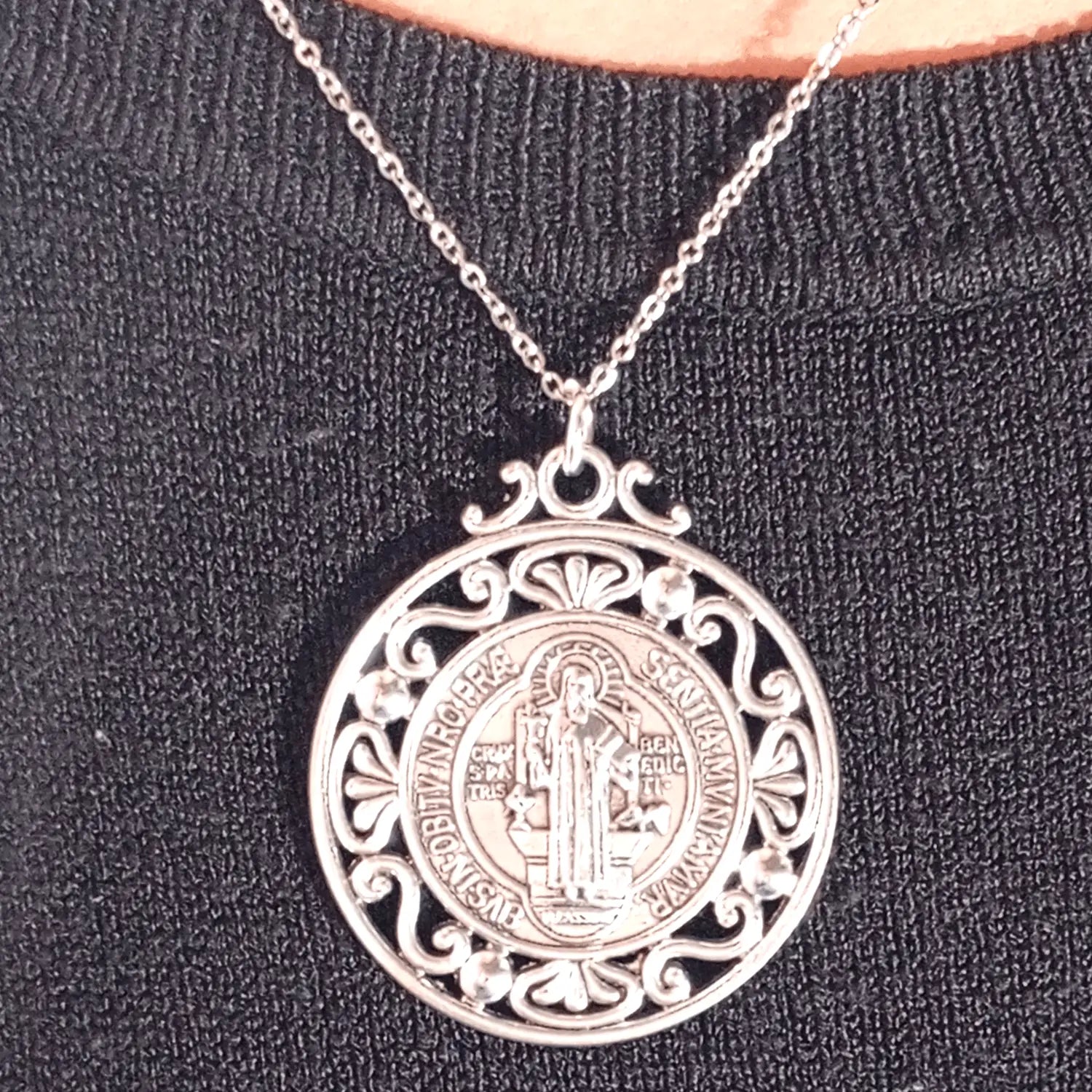 Collar Medalla San Benito de Acero Escudo Espiritual 45 X 40 mms - Bisutería Lola G