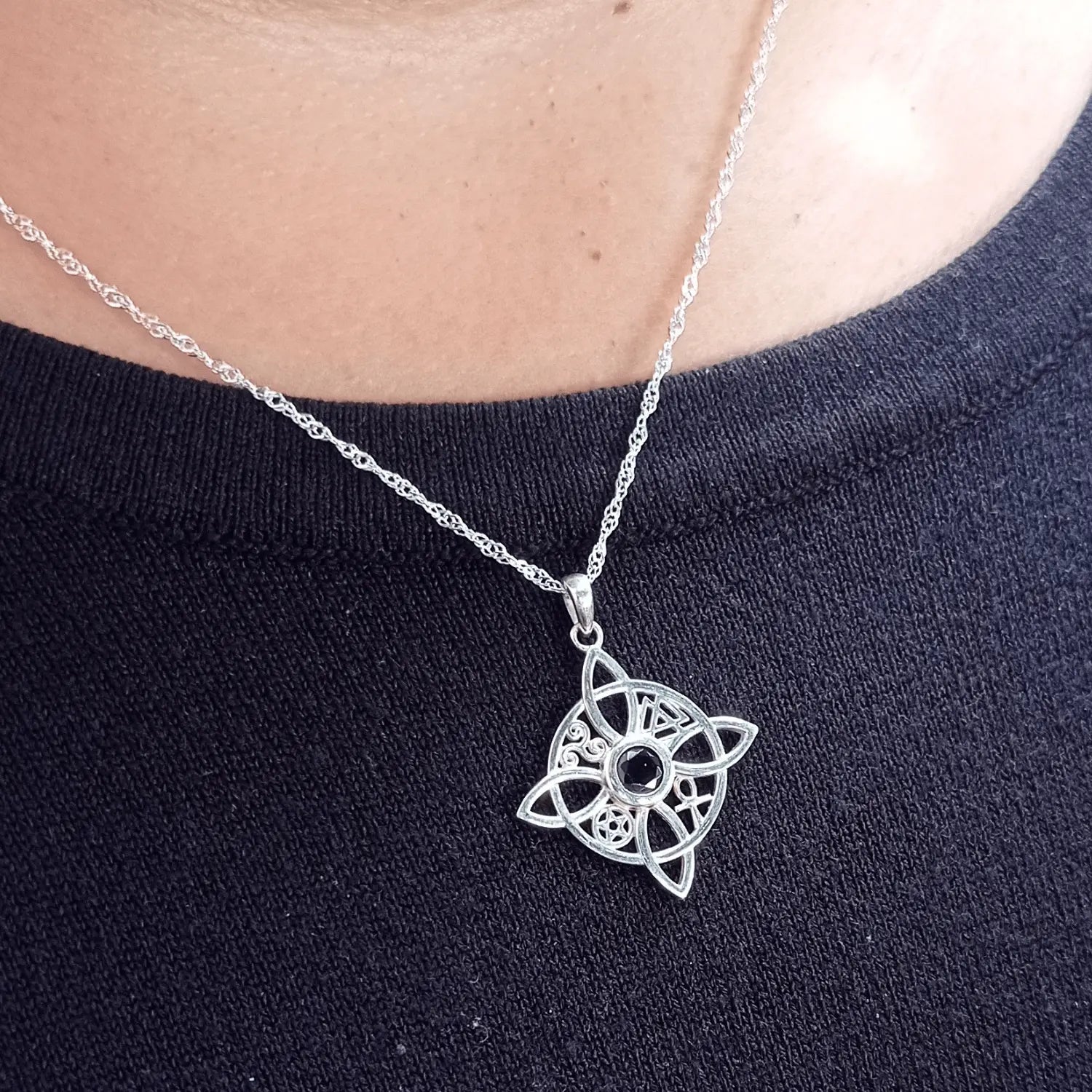 Collar Nudo de Bruja Plata 925 con Piedra Natural Ónix - Bisutería Lola D