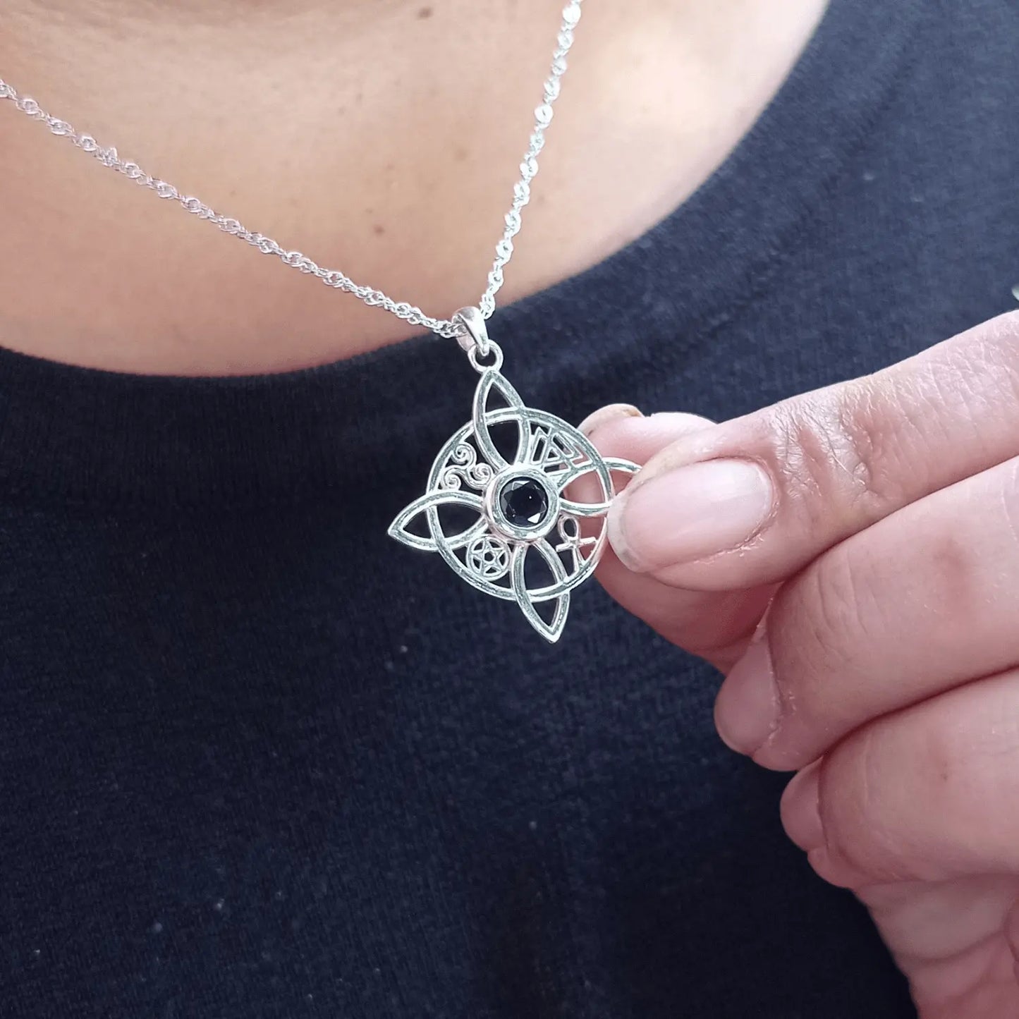 Collar Nudo de Bruja Plata 925 con Piedra Natural Ónix - Bisutería Lola B