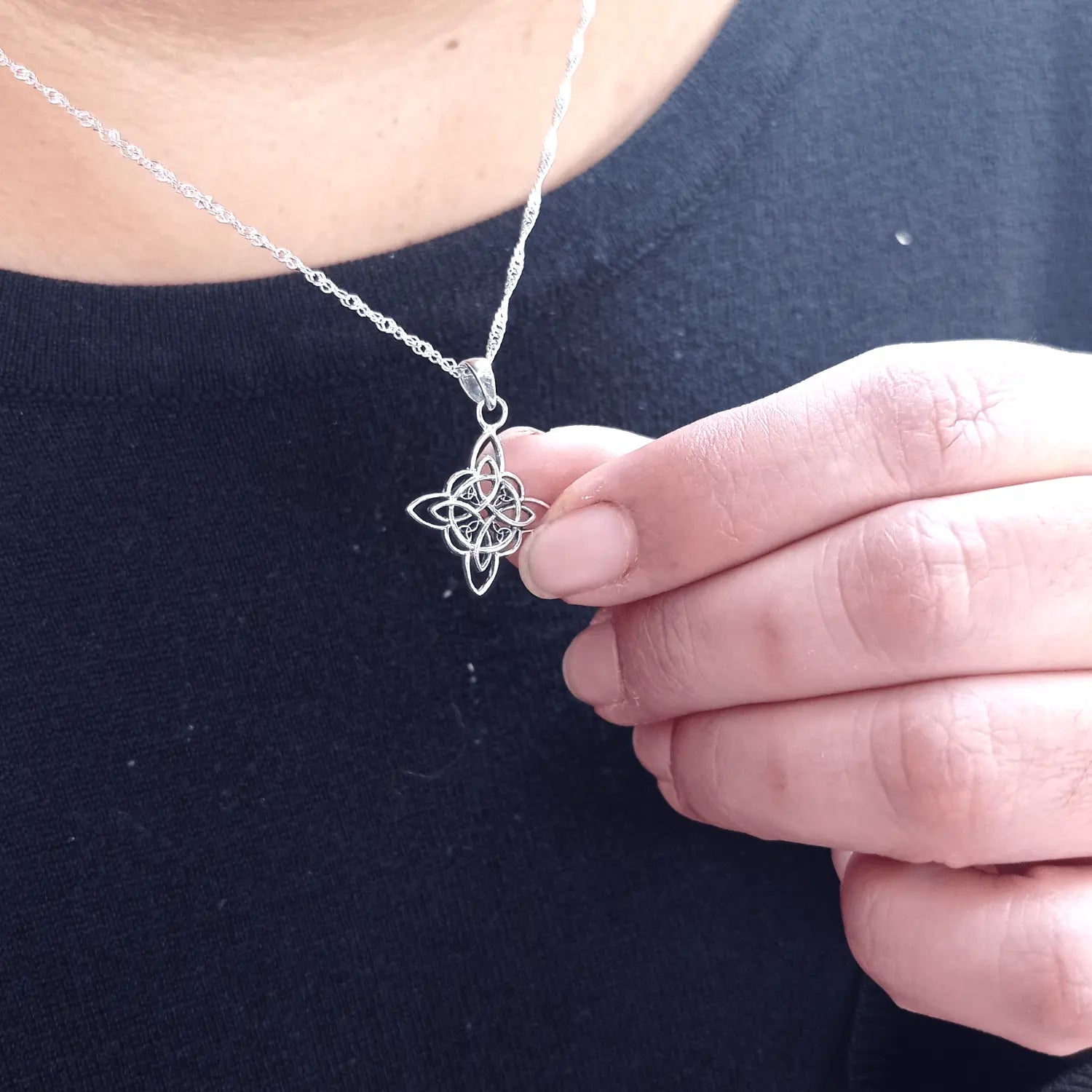 Collar Nudo de Bruja Plata 925 para Protección y Energía - Bisutería Lola C
