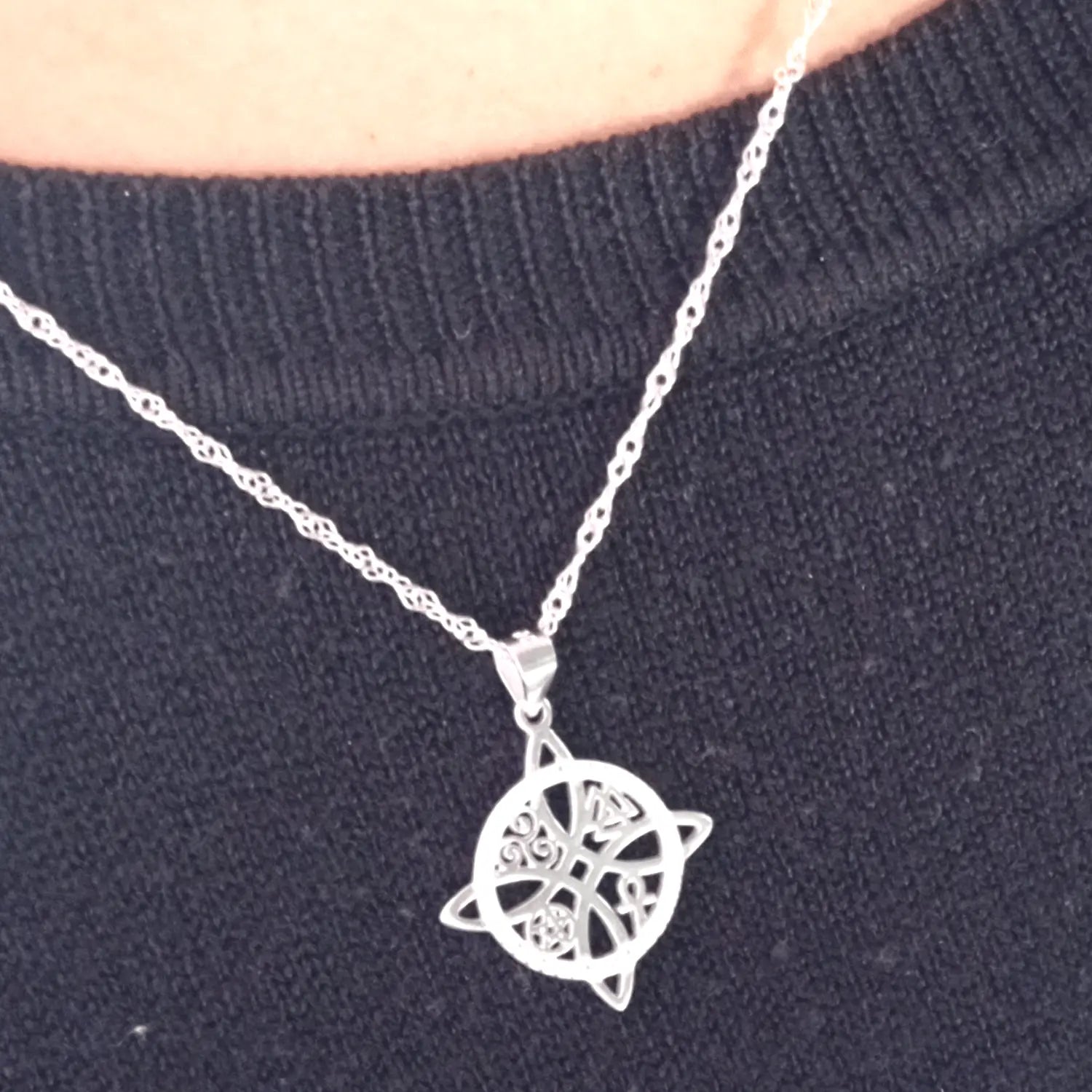 Collar Nudo de Bruja de Plata Italiana con Circón para Protección - Bisutería Lola D