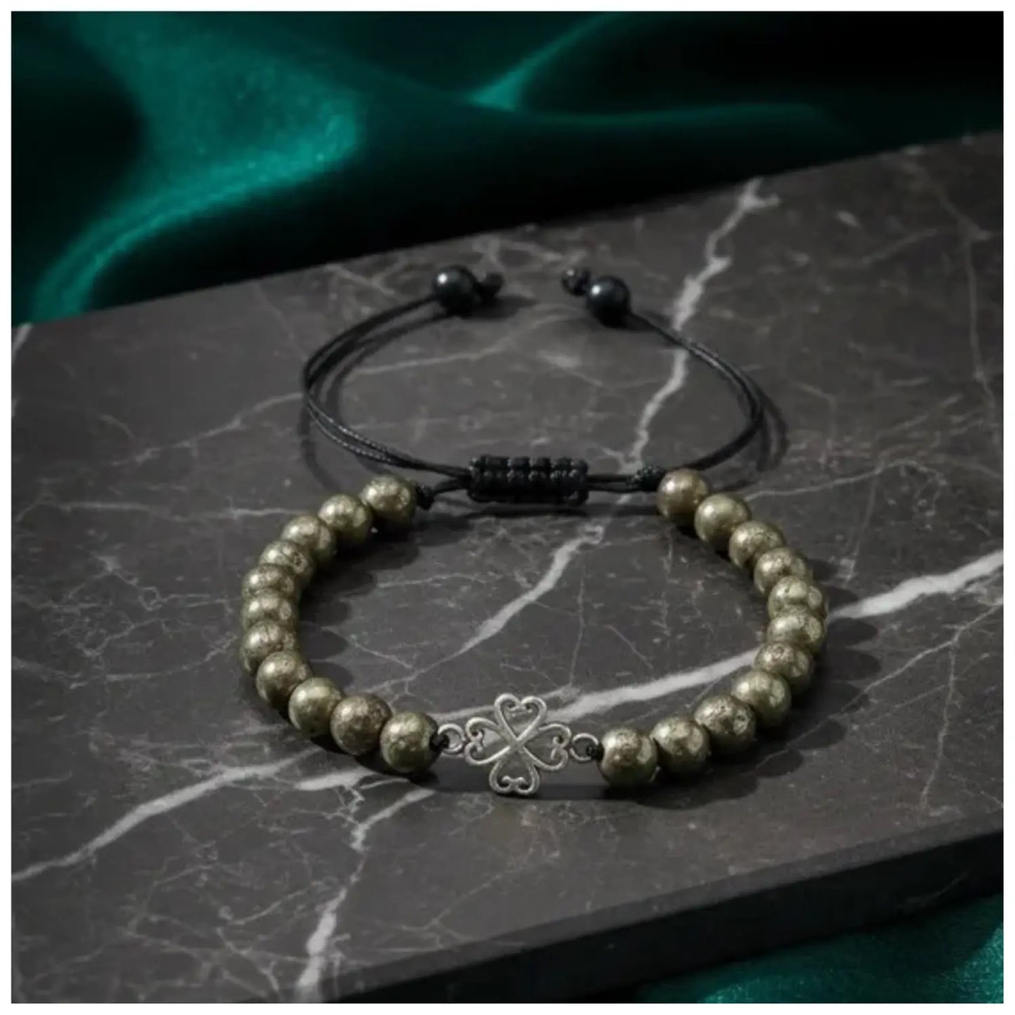 Pulsera Piedra Natural Pirita con Dije Trébol de Plata - Bisutería Lola E