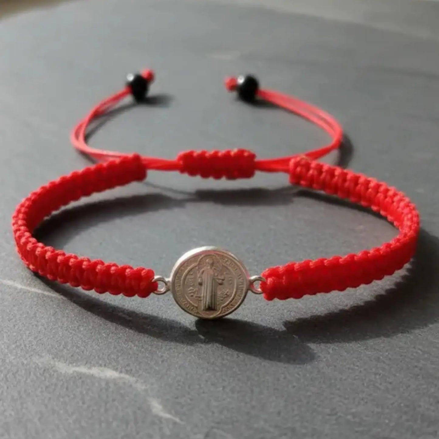 Pulsera Hilo Rojo San Benito Amuleto Protección Ajustable - BisuterÍa Lola G