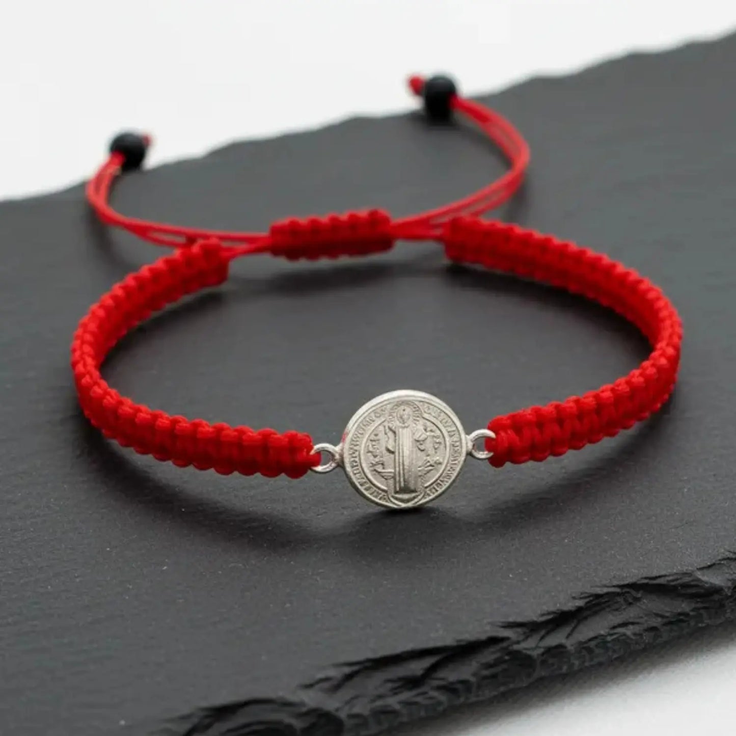 Pulsera Hilo Rojo San Benito Amuleto Protección Ajustable - BisuterÍa Lola C