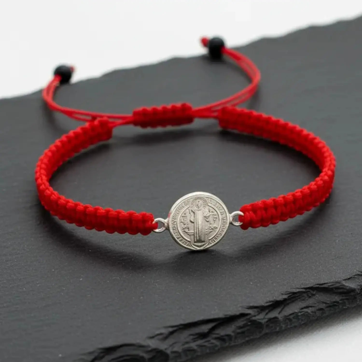 Pulsera Hilo Rojo San Benito Amuleto Protección Ajustable - BisuterÍa Lola C