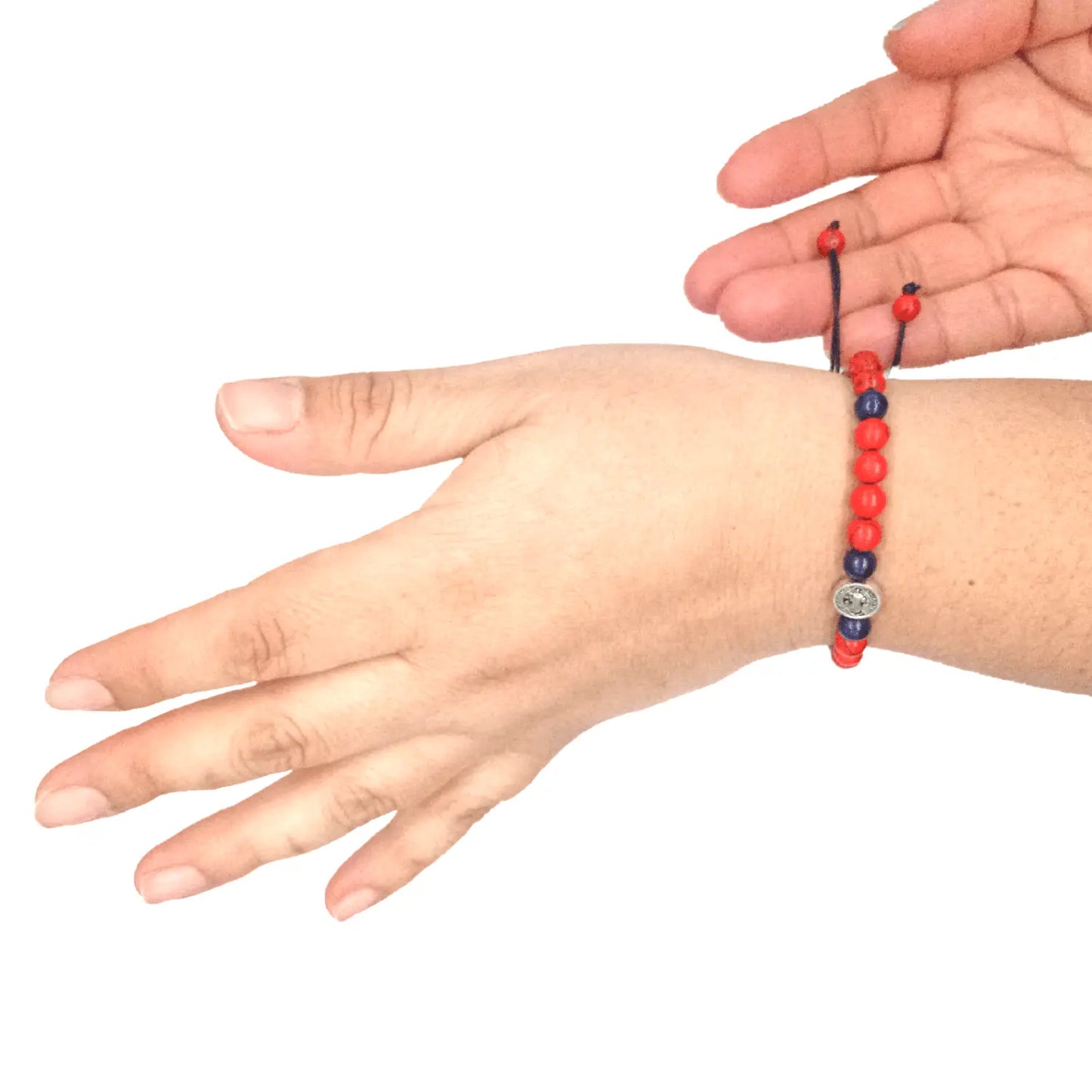 Pulsera Howlita Roja y Lapislázuli con Dije de San Benito - Bisutería Lola C