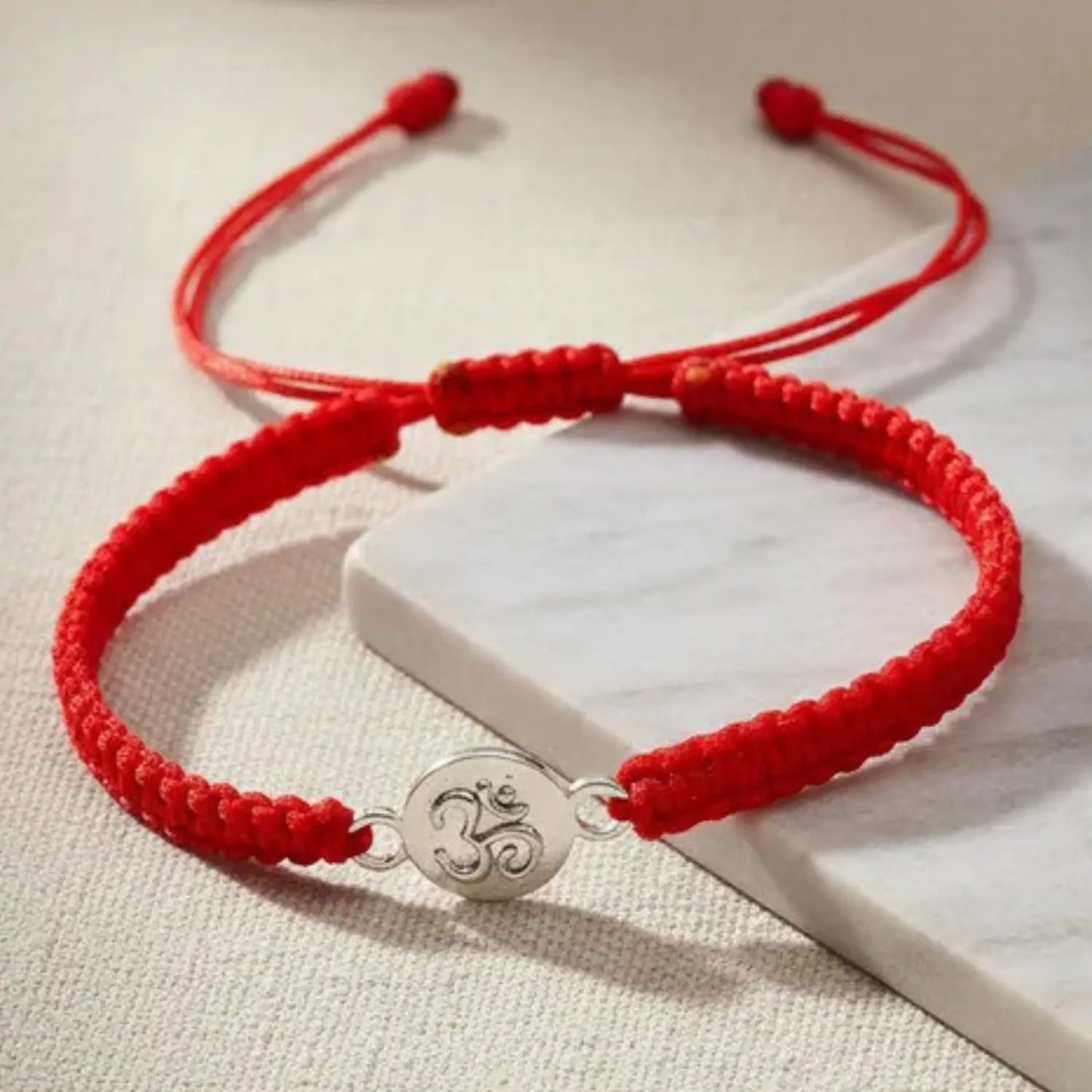 Pulsera Om de plata con hilo rojo Tu amuleto de protección - Bisutería Lola A