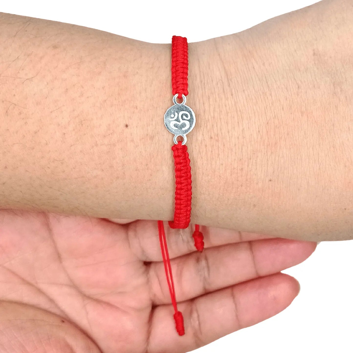 Pulsera Om de plata con hilo rojo Tu amuleto de protección - Bisutería Lola B