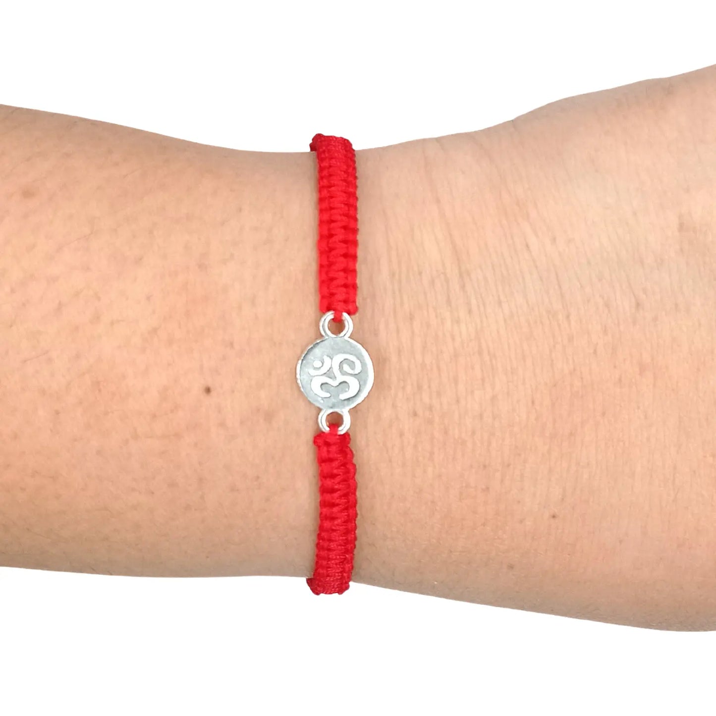 Pulsera Om de plata con hilo rojo Tu amuleto de protección - Bisutería Lola D
