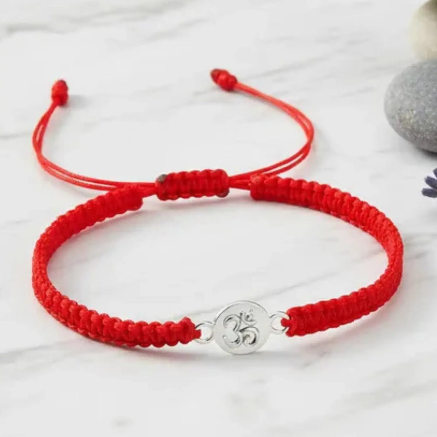 Pulsera Om de plata con hilo rojo Tu amuleto de protección - Bisutería Lola E