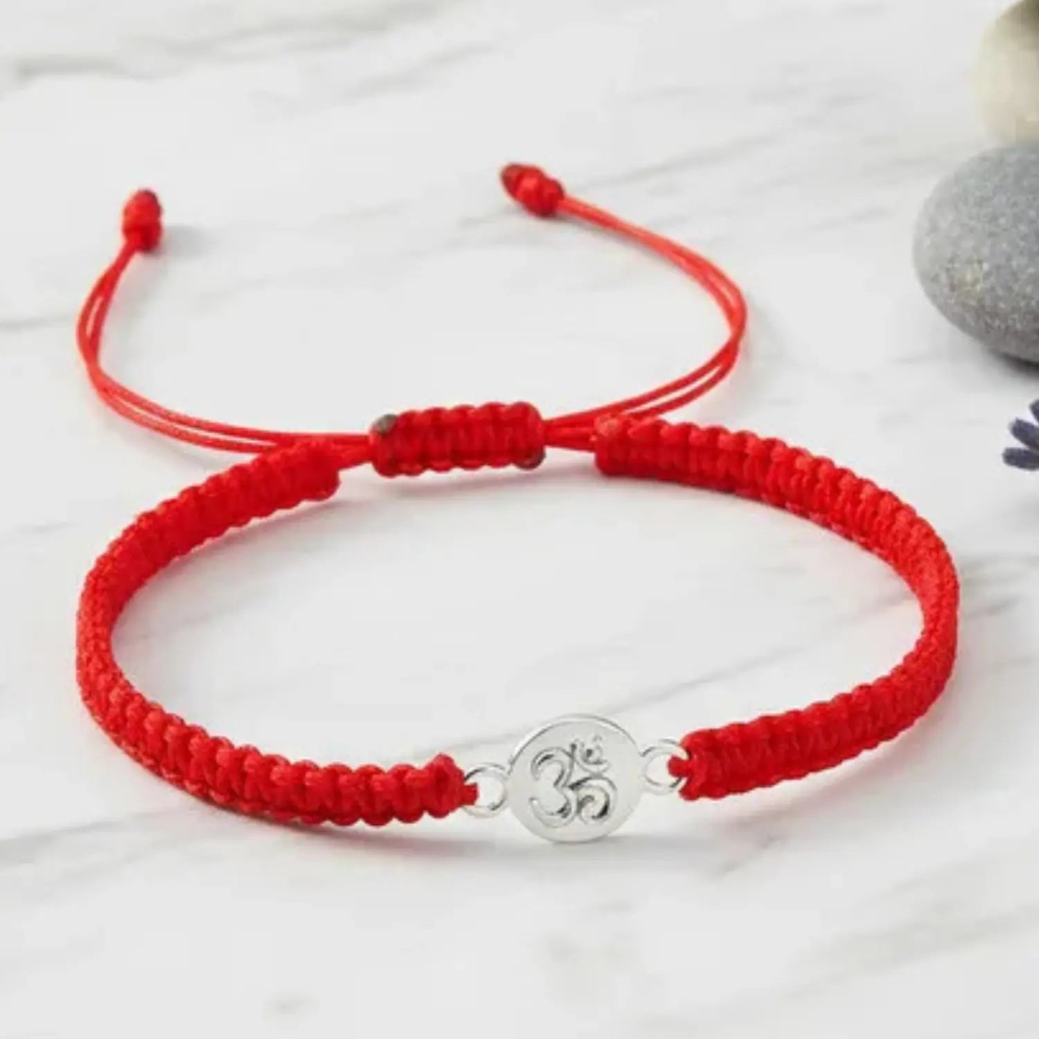 Pulsera Om de plata con hilo rojo Tu amuleto de protección - Bisutería Lola E