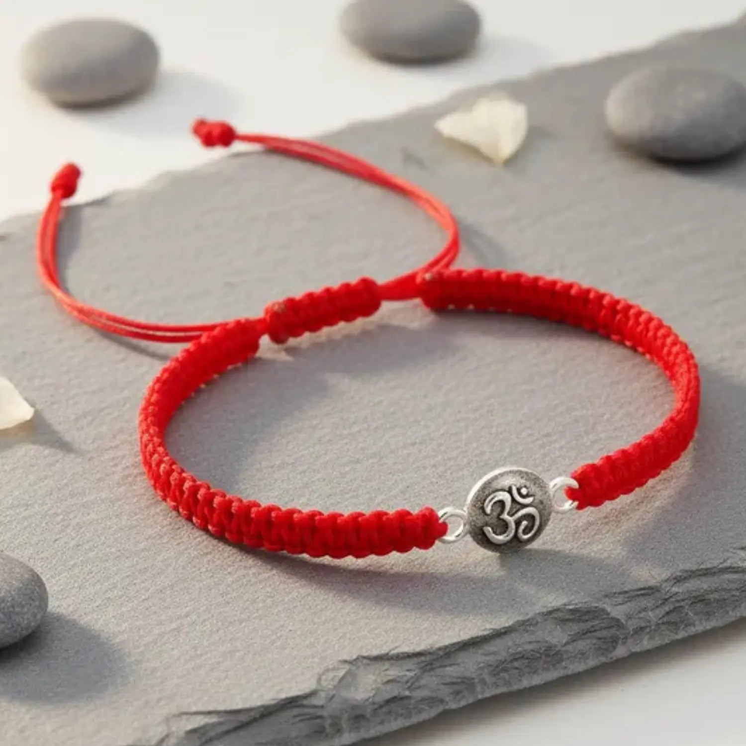 Pulsera Om de plata con hilo rojo Tu amuleto de protección - Bisutería Lola C