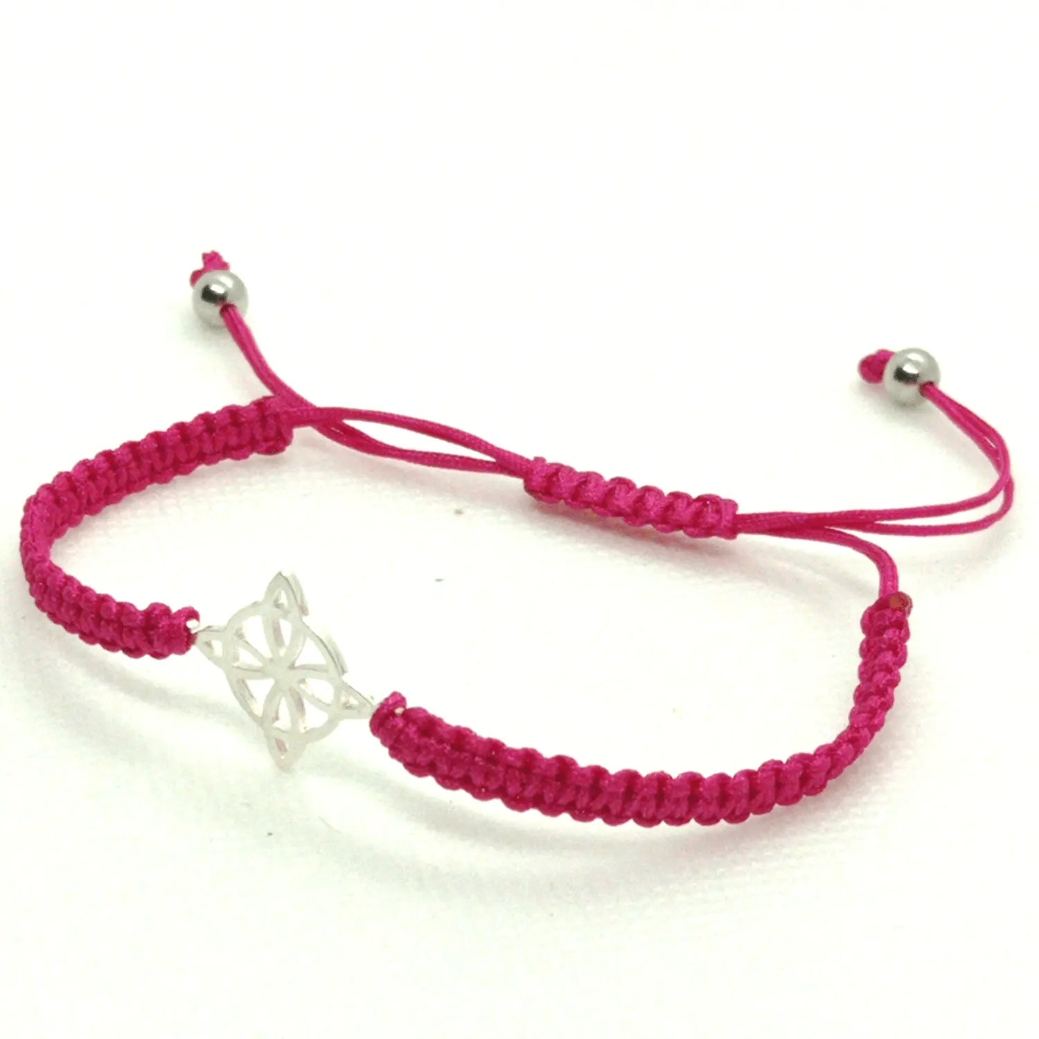 Pulsera de Protección Fucsia con Dije de Nudo de Bruja de Plata – Hilo Macramé Reciclado - Bisutería Lola A